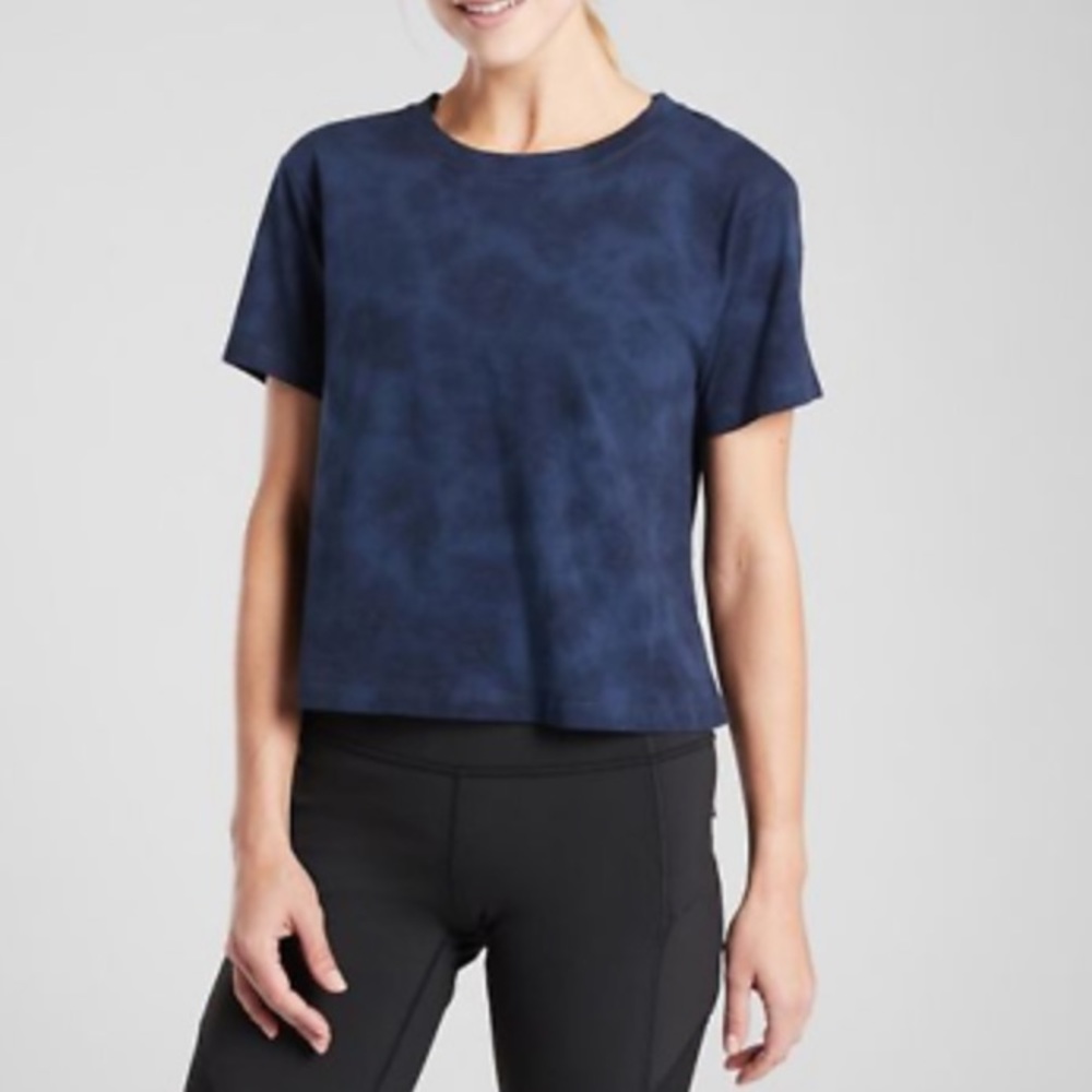 ATHLETA WOMEN'S BLUE TIE-DYE SHORT SLEEVE ORGANIC DAILY CREW CROPPED TEE Sz S